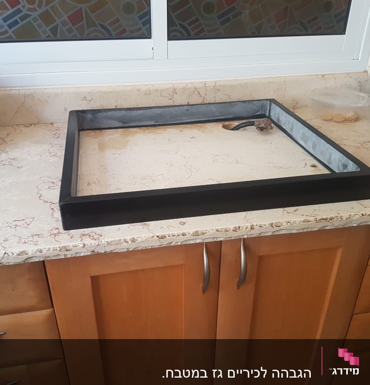 משטח שיש עם מסגרת שחורה עליונה